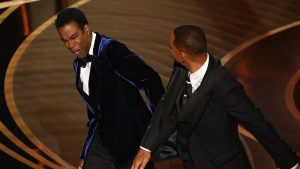 Thumbnail voor Will Smith slaat Chris Rock tijdens Oscarceremonie, publiek in shock