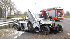 Thumbnail voor Man (29) rijdt peperdure Lamborghini total loss: 'Lichamelijk mankeer ik niets'