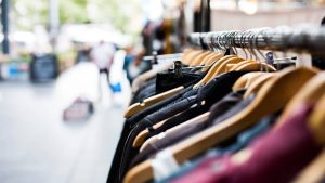 Thumbnail voor Bijna gratis, snel kapot: 'De aarde betaalt de prijs voor jouw fast fashion'