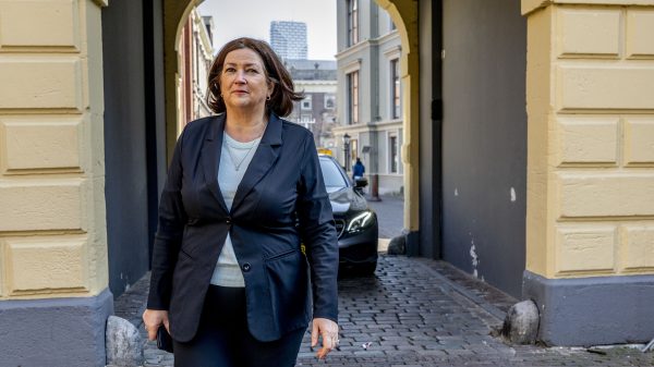 Ministerie: nu geen feitenrelaas over omstreden mondkapjesdeal