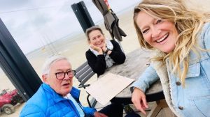 Thumbnail voor Esmir leert haar vader pas echt kennen als hij alzheimer krijgt: 'Ook hij kleurt niet binnen de lijntjes'