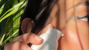 Thumbnail voor Regelmatig zonnebrand smeren als je make-up draagt: hoe dan?