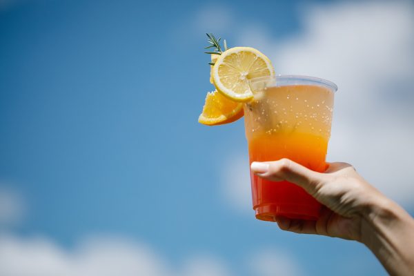 Einde van een tijdperk: vanaf 2024 geen drank uit plastic meer op festivals