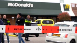 Thumbnail voor Ooggetuige 'huiveringwekkende liquidatie' McDonald's: 'Mijn kinderen zagen zeker vijf schoten'