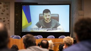 Thumbnail voor Zelensky spreekt in historische speech Tweede Kamer toe: 'Sterkere sancties tegen Rusland nodig'