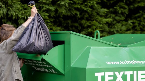 Kleding in de textielbak, nobel toch? Nou dát valt helaas erg mee