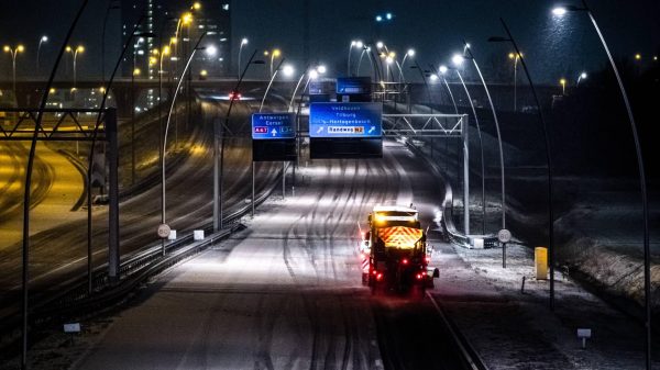 Rijkswaterstaat strooit 100.000 kilo zout in anderhalf uur tijd