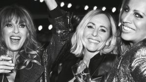 Thumbnail voor Angela Groothuizen doet boekje open over dateleven: 'Op dit moment drie lovers'