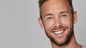 Thumbnail voor Charly Luske duikt in ijskoud bad voor weddenschap met zoon: 'Hij gaat erin voor niks'