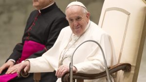Thumbnail voor Da's pas een hemelvaart: Paus Franciscus wordt met lift in vliegtuig gehesen