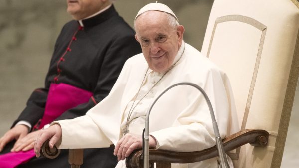 Paus Franciscus met lift in vliegtuig gehesen