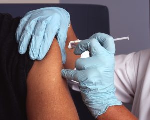 Vaste prik: Duitse man laat zich 87 keer inenten tegen corona en de reden is bizar