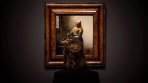 melkmeisje Duizend belangstellenden voor 'Het melkmeisje' van Vermeer in de Hermitage