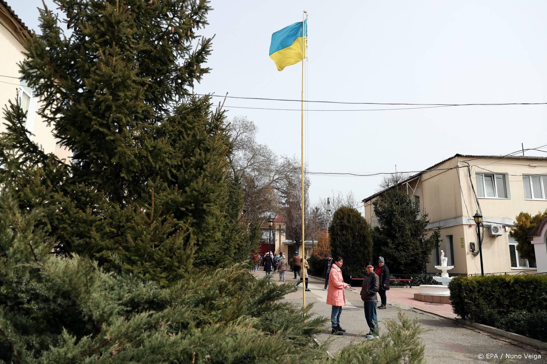 Uitgezette Nederlandse journalist onderweg naar huis, maar boos over uitwijzing