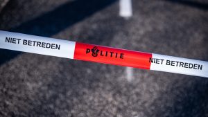 Thumbnail voor Politie valt basisschool binnen, maar 'verdachte' man blijkt medewerker met taartmes