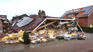 Thumbnail voor Deurbelcamera overburen filmt hoe vrijstaande woning Oldenzaal instort