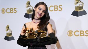 Thumbnail voor Olivia Rodrigo breekt per ongeluk haar Grammy (en deze zangeressen gingen haar voor)