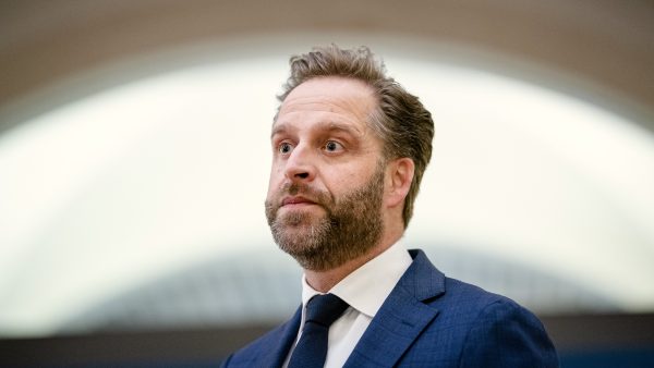 Debat mondkapjesdeal: De Jonge is bereid mee te doen