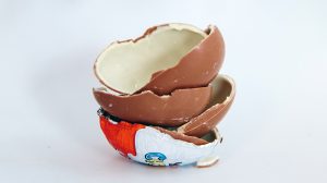 Thumbnail voor Ook Nederlandse kinderen ziek door salmonella in Kinder Surprise uit België