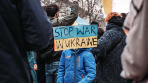 Thumbnail voor Hartverscheurend: Oekraïense ouders schrijven naam en telefoonnummer op rug kinderen in geval van overlijden