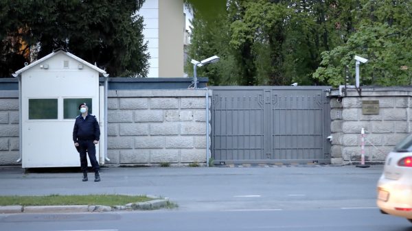 Automobilist overlijdt nadat hij inrijdt op Russische ambassade