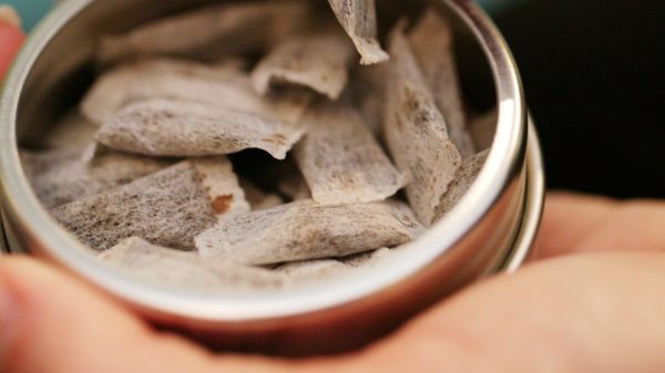 Dit is snus, het populaire tabaksgoedje onder jongeren