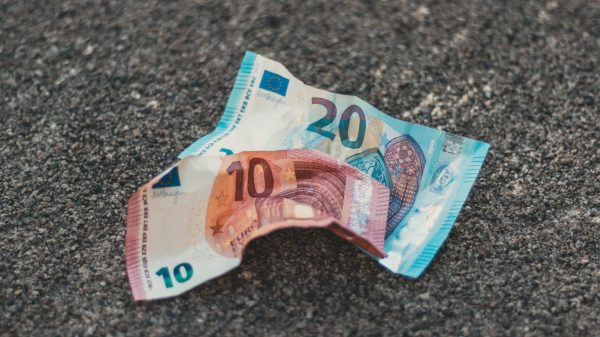 Schuldhulpverleners en gemeenten pleiten voor 'schuldpauzeknop'