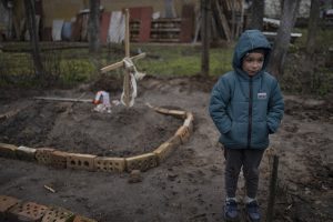 Thumbnail voor Aangrijpende foto van Oekraïens jongetje (6) bij het graf van zijn moeder gaat de wereld over