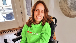 Thumbnail voor Noortje (25) zit in een rolstoel en ervaart vaak vooroordelen over haar beperking: 'Iedereen kreeg een menukaart behalve ik'