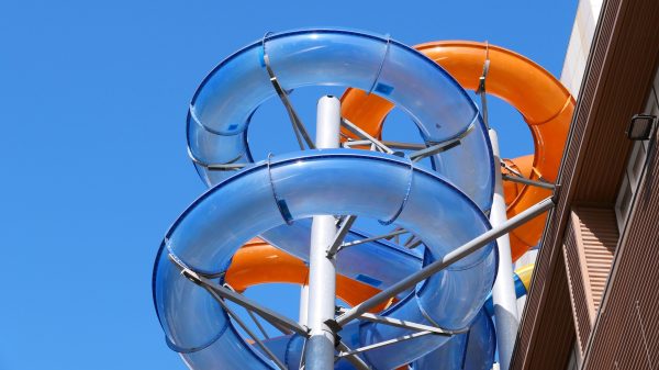 Center Parcs heeft de eerste waterglijbaan met looping
