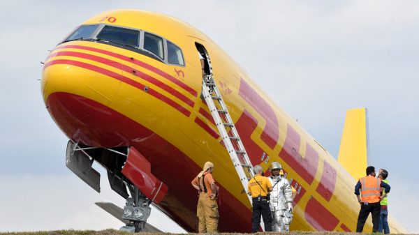 DHL-vliegtuig crasht en breekt in tweeën tijdens opstijgen