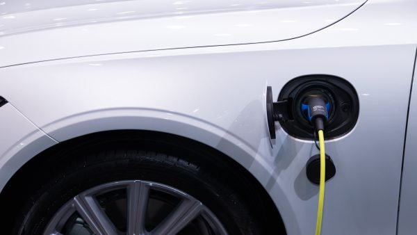 Boete voor laten staan opgeladen elektrische auto bij laadpaal