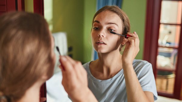 Waarom staat je mond open als je mascara op doet?