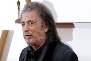 Al Pacino gaat viral om Shrek telefoonhoesje