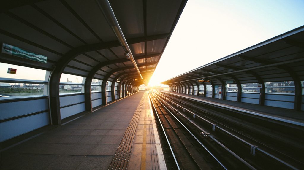 Vader in bijzijn van baby mishandeld en bijna op metrospoor gegooid