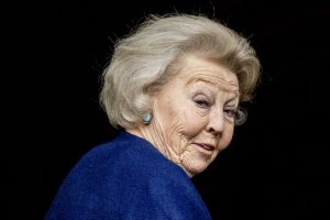 Thumbnail voor Bieden maar: kindertekeningen prinses Beatrix onder de hamer