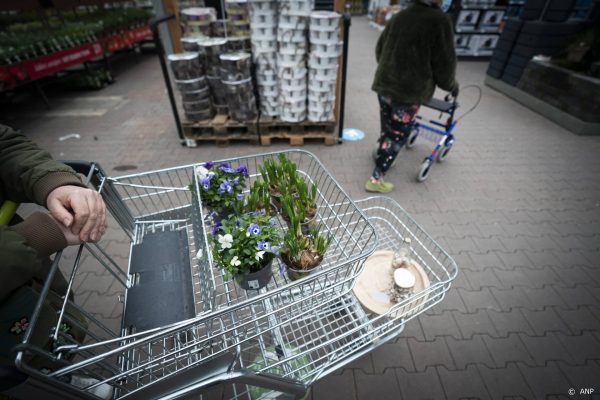Tuincentra en bouwmarkten topdrukte met paasweekend