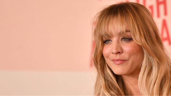 Kaley Cuoco ontroostbaar na verliezen rol aan Kate Hudson