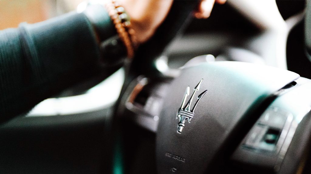 'Geïnteresseerde koper' steelt dure Maserati én rijdt over vrouw heen