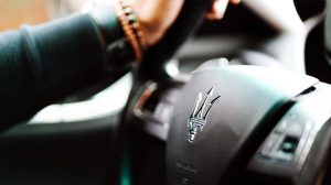 Thumbnail voor 'Geïnteresseerde koper' steelt dure Maserati én rijdt over vrouw heen