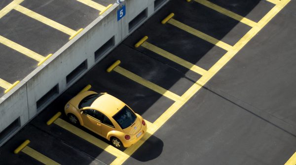 Twee stuntende Duitsers overleden nadat auto van parkeerdek valt