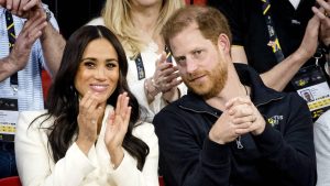Thumbnail voor Harry en Meghan welkom bij balkonscène tijdens platina jubileum Queen Elizabeth