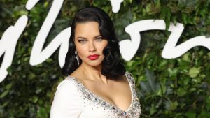 Thumbnail voor Model Adriana Lima deelt beelden van 'gender reveal'