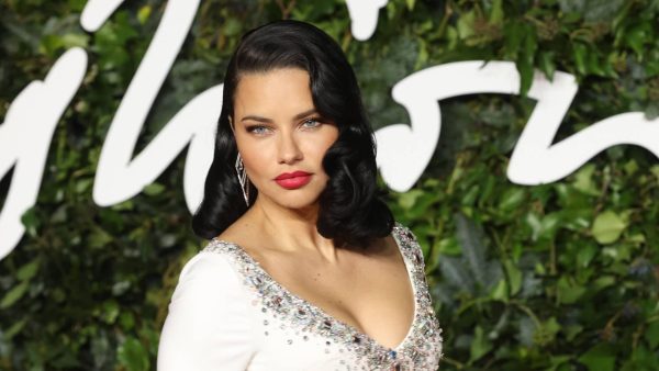 Model Adriana Lima in verwachting van een zoon