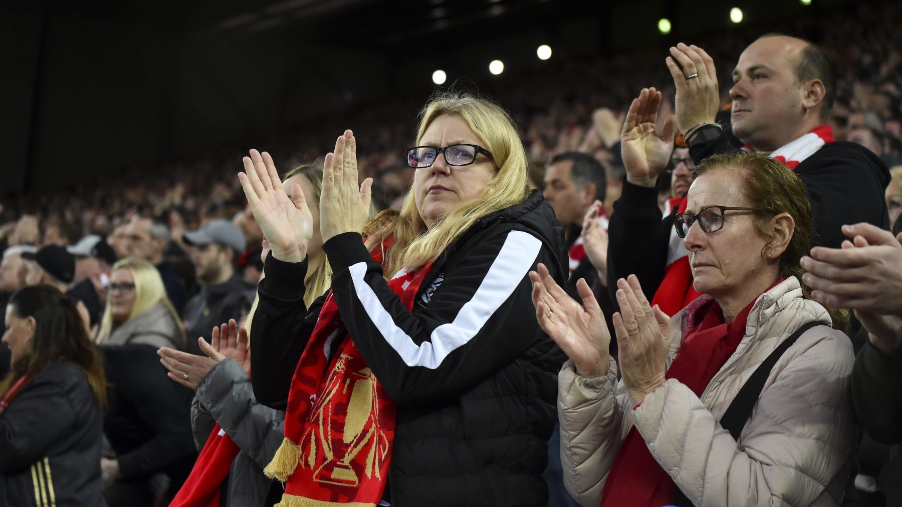 Steunbetuiging: Voetbalfans klappen in 7e minuut voor Ronaldo na overlijden zoon