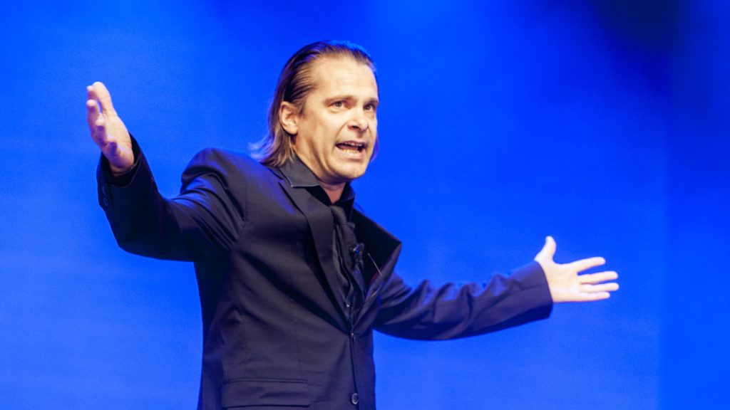 Cabaretier Hans Teeuwen cancelt show door stemverlies