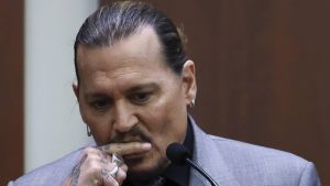 Thumbnail voor Johnny Depp vertelt rechtbank hoe hij z'n vingertopje verloor: 'Het zag eruit als de Vesuvius'