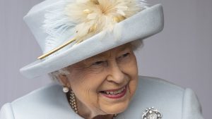 Thumbnail voor Koningin Elizabeth viert 96e verjaardag met chocoladetaart én witte pony's