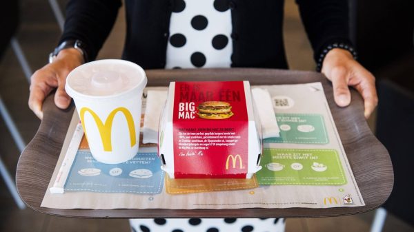 Zorgverzekeraars sluiten fastfoodketens niet uit met beleggen