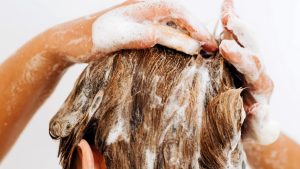 Thumbnail voor Het verschil tussen shampoo voor vrouwen en mannen? Zó zit 't